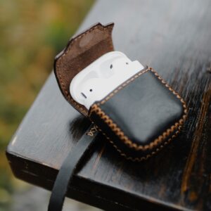 Leather Earbuds Case (AirPods / Pro / Buds)