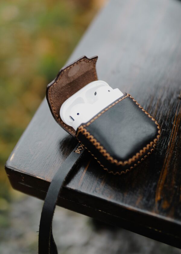 Leather Earbuds Case (AirPods / Pro / Buds)